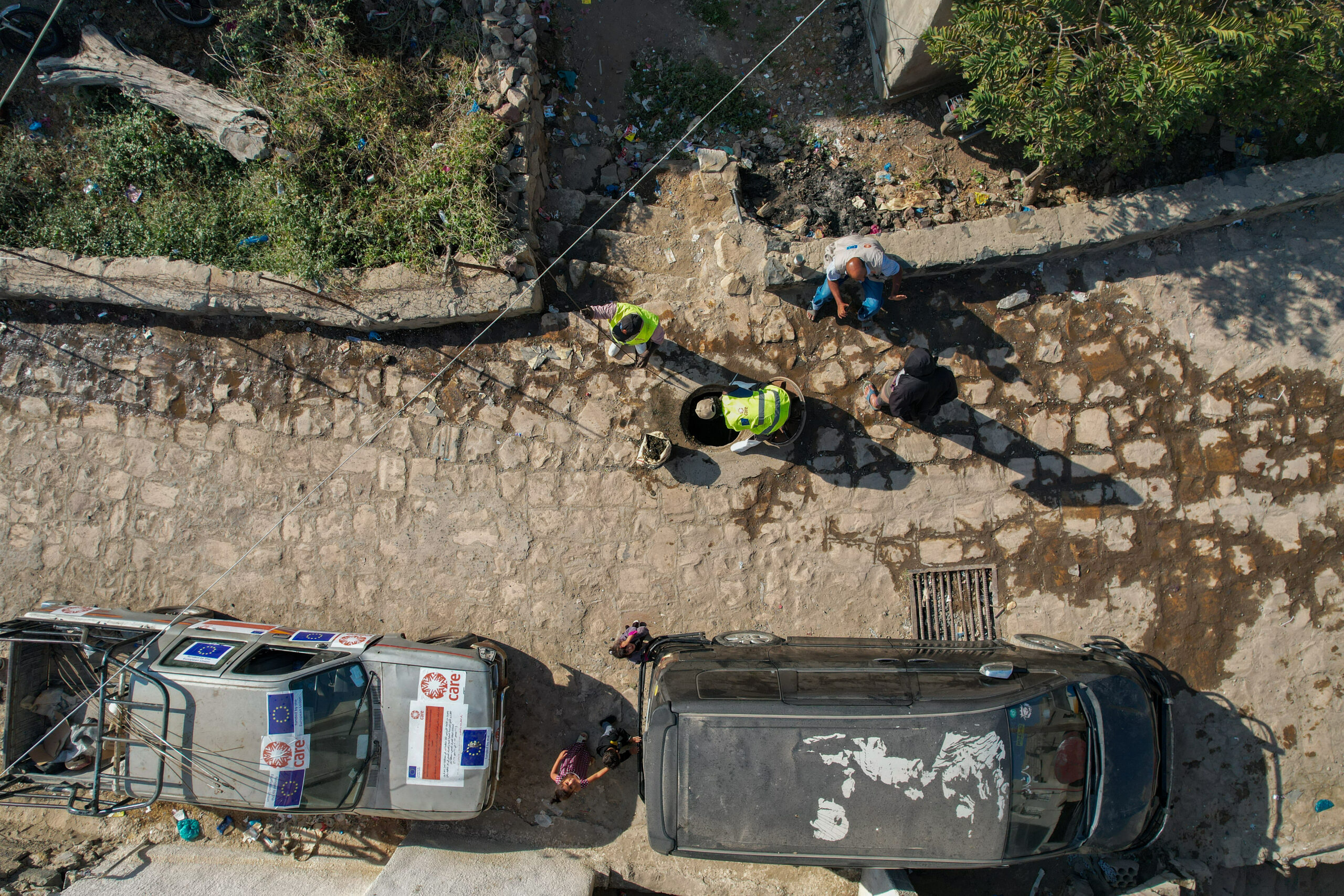 Workers rove Taiz city to clear clogged sewers. Photo: Motahar Al Basha/CARE